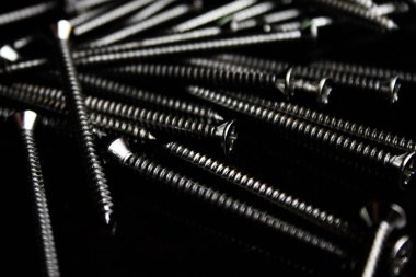 Vidalar Tayland 'da yan tarafından ışıklandırılmış siyah bir tahta masaya konur..