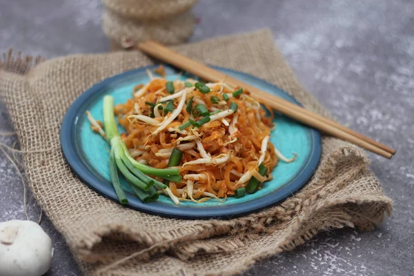 Thai Essen Pad Thai Thai Gebratene Nudeln Nationalgericht Serviert Blauem — Stockfoto