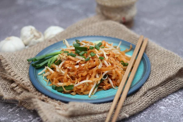 Nourriture Thaïlandaise Nouilles Thaïlandaises Sautées Plat National Servies Dans Une — Photo