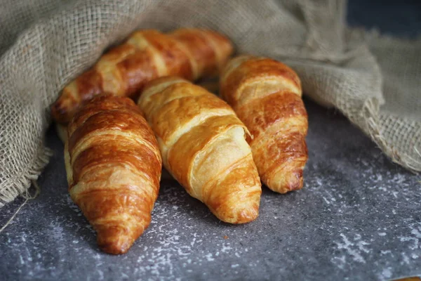 Pain Croissant Empilé Sur Table Avec Assiettes Bois Sac — Photo