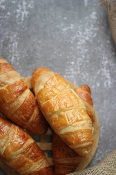 Pane Croissant Impilato Sul Tavolo Con Piatti Legno Sacco — Foto Stock