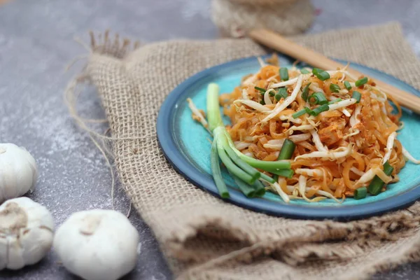 Thai Essen Pad Thai Thai Gebratene Nudeln Nationalgericht Serviert Blauem — Stockfoto
