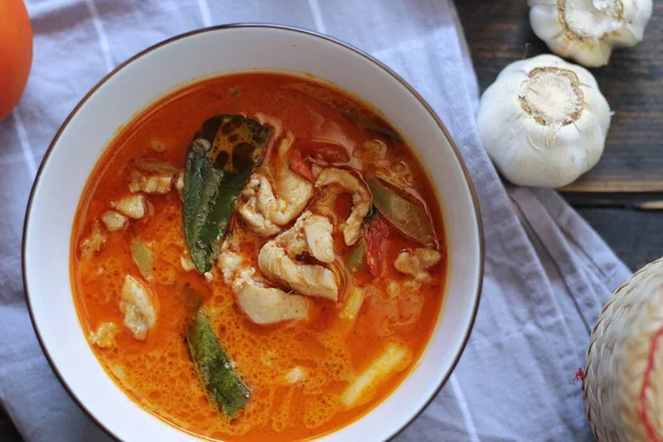 Kyckling Panang Curry Thailändsk Stil Serveras Ett Svart Träbord — Stockfoto