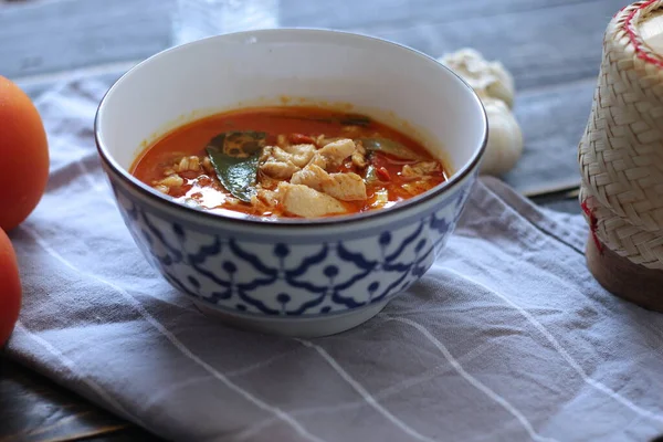 Chicken Panang Curry Een Thaise Stijl Gerecht Geserveerd Een Zwarte — Stockfoto