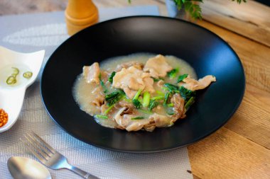 Sos soslu geniş pirinç eriştesi mi yoksa Tayland 'da 