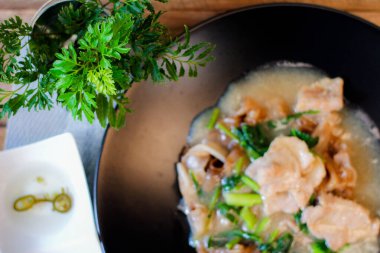 Sos soslu geniş pirinç eriştesi mi yoksa Tayland 'da 