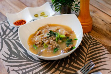 Sos soslu geniş pirinç eriştesi mi yoksa Tayland 'da 