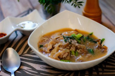 Sos soslu geniş pirinç eriştesi mi yoksa Tayland 'da 