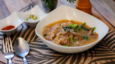 Sos soslu geniş pirinç eriştesi mi yoksa Tayland 'da 