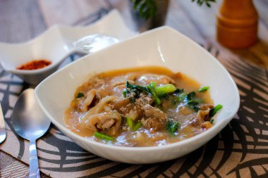 Sos soslu geniş pirinç eriştesi mi yoksa Tayland 'da 