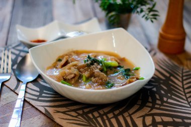 Sos soslu geniş pirinç eriştesi mi yoksa Tayland 'da 