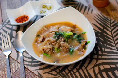 Sos soslu geniş pirinç eriştesi mi yoksa Tayland 'da 