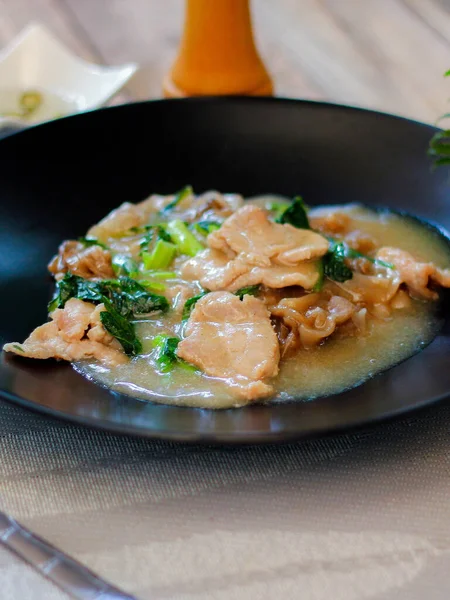 Sos soslu geniş pirinç eriştesi mi yoksa Tayland 'da 