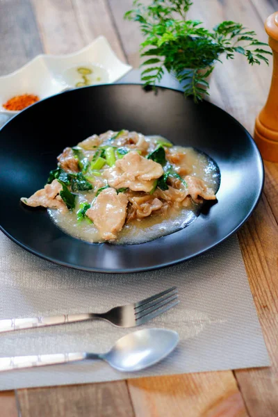 Sos soslu geniş pirinç eriştesi mi yoksa Tayland 'da 