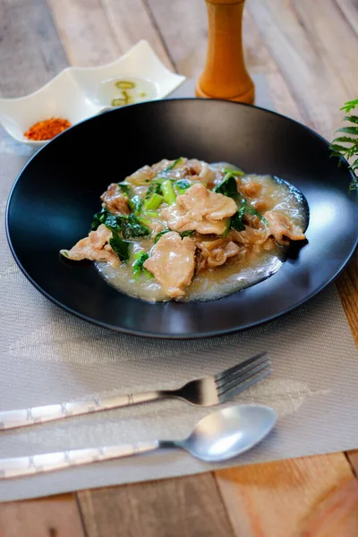 Sos soslu geniş pirinç eriştesi mi yoksa Tayland 'da 