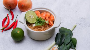 Vermicelli karides kabı beyaz bir seramik kasede servis edilir. 