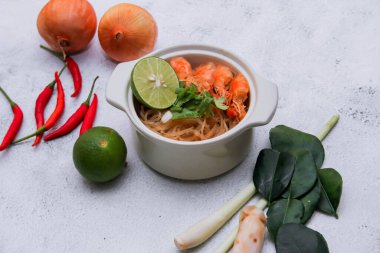 Vermicelli karides kabı beyaz bir seramik kasede servis edilir. 