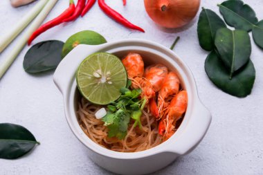 Vermicelli karides kabı beyaz bir seramik kasede servis edilir. 