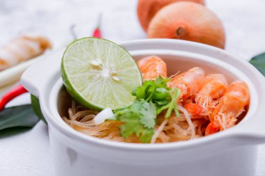 Vermicelli karides kabı beyaz bir seramik kasede servis edilir. 