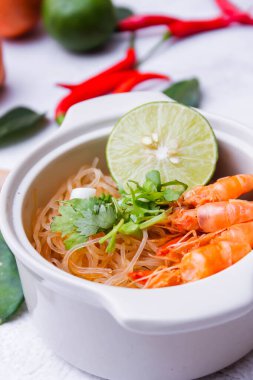 Vermicelli karides kabı beyaz bir seramik kasede servis edilir. 