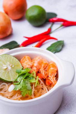 Vermicelli karides kabı beyaz bir seramik kasede servis edilir. 