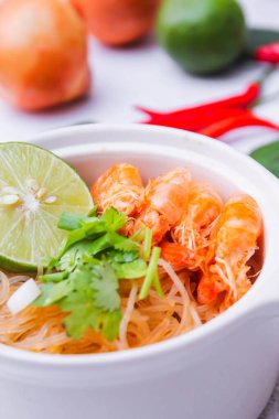Vermicelli karides kabı beyaz bir seramik kasede servis edilir. 