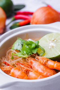 Vermicelli karides kabı beyaz bir seramik kasede servis edilir. 