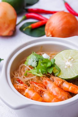 Vermicelli karides kabı beyaz bir seramik kasede servis edilir. 