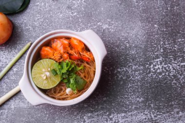 Vermicelli karides kabı beyaz bir seramik kasede servis edilir. 