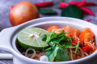 Vermicelli karides kabı beyaz bir seramik kasede servis edilir. 