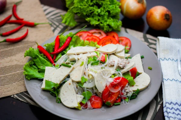 Insalata Tagliatelle Vetro Piccante Con Salsiccia Vietnamita Servita Piatto Grigio — Foto Stock