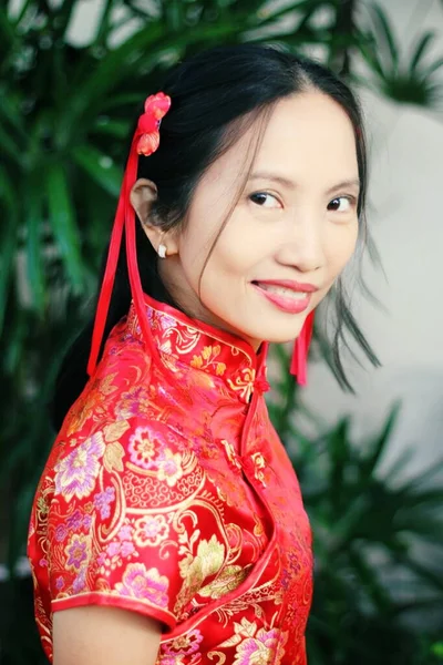 Asian Woman Red Chinese Dress Background Front Flowers Green Leaves — Stock Photo, Image