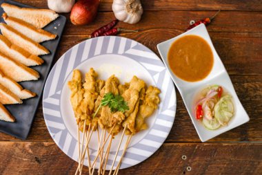 Pork satay - Fıstık soslu veya tatlı ızgara domuz eti, ekşi sos ve tost, Tayland sokak yemeği ve Tayland 'daki restoranda lezzetli yemekler.