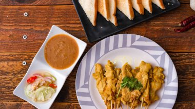 Pork satay - Fıstık soslu veya tatlı ızgara domuz eti, ekşi sos ve tost, Tayland sokak yemeği ve Tayland 'daki restoranda lezzetli yemekler.