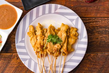 Pork satay - Fıstık soslu veya tatlı ızgara domuz eti, ekşi sos ve tost, Tayland sokak yemeği ve Tayland 'daki restoranda lezzetli yemekler.