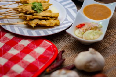 Pork satay - Fıstık soslu veya tatlı ızgara domuz eti, ekşi sos ve tost, Tayland sokak yemeği ve Tayland 'daki restoranda lezzetli yemekler.