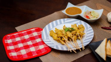 Pork satay - Fıstık soslu veya tatlı ızgara domuz eti, ekşi sos ve tost, Tayland sokak yemeği ve Tayland 'daki restoranda lezzetli yemekler.