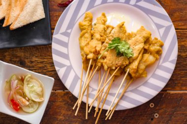 Pork satay - Fıstık soslu veya tatlı ızgara domuz eti, ekşi sos ve tost, Tayland sokak yemeği ve Tayland 'daki restoranda lezzetli yemekler.