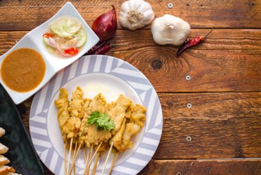 Pork satay - Fıstık soslu veya tatlı ızgara domuz eti, ekşi sos ve tost, Tayland sokak yemeği ve Tayland 'daki restoranda lezzetli yemekler.