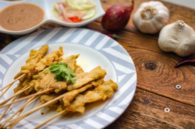 Pork satay - Fıstık soslu veya tatlı ızgara domuz eti, ekşi sos ve tost, Tayland sokak yemeği ve Tayland 'daki restoranda lezzetli yemekler.