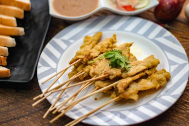 Pork satay - Fıstık soslu veya tatlı ızgara domuz eti, ekşi sos ve tost, Tayland sokak yemeği ve Tayland 'daki restoranda lezzetli yemekler.