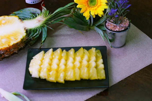Ananasscheiben Und Ananasschalen Asiatischen Stils Auf Dem Hölzernen Hintergrund Asien — Stockfoto