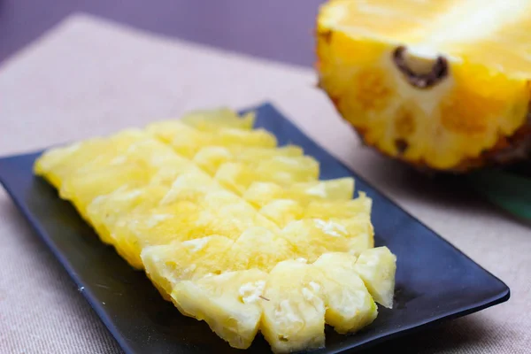 Ananasscheiben Und Ananasschalen Asiatischen Stils Auf Dem Hölzernen Hintergrund Asien — Stockfoto