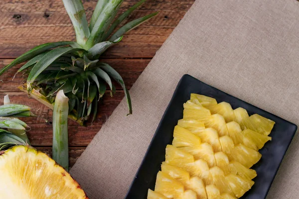 Top View Ananasové Plátky Ananas Loupaná Asijského Stylu Dřevěném Pozadí — Stock fotografie