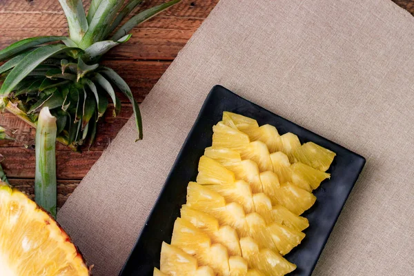 Top View Ananasové Plátky Ananas Loupaná Asijského Stylu Dřevěném Pozadí — Stock fotografie