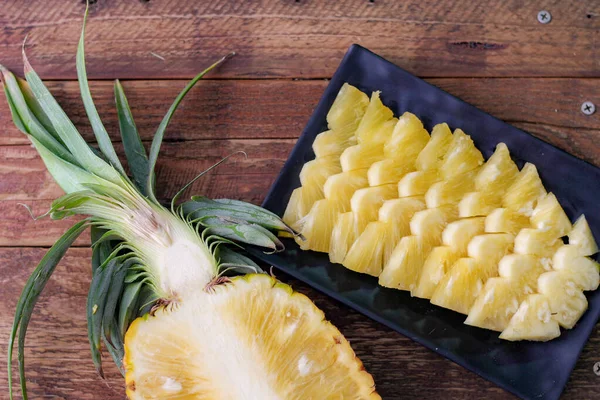 Top View Ananasové Plátky Ananas Loupaná Asijského Stylu Dřevěném Pozadí — Stock fotografie