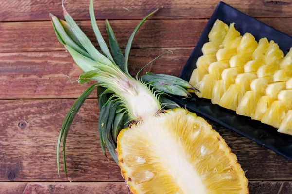 Ananasscheiben Und Geschälte Ananas Asiatisch Auf Dem Hölzernen Hintergrund Asien — Stockfoto