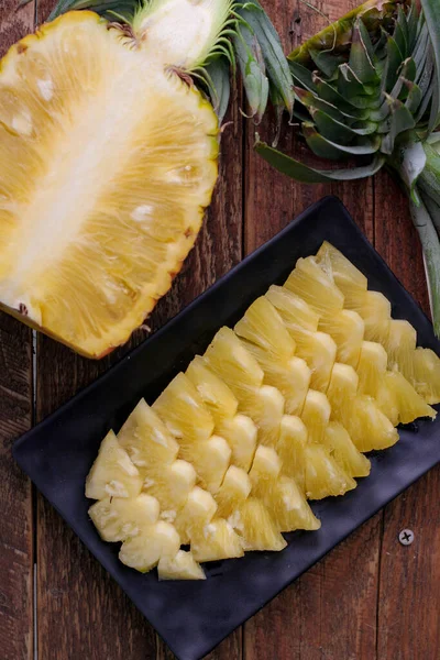 Ananasscheiben Und Geschälte Ananas Asiatisch Auf Dem Hölzernen Hintergrund Asien — Stockfoto