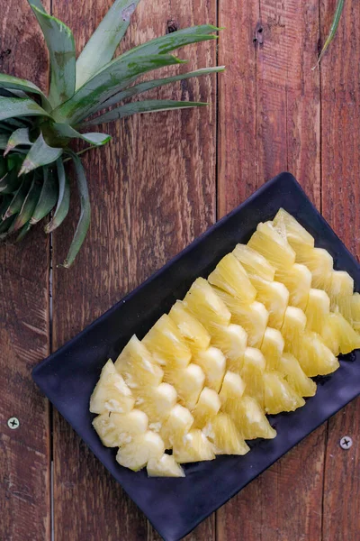 Top View Ananasové Plátky Ananas Loupaná Asijského Stylu Dřevěném Pozadí — Stock fotografie