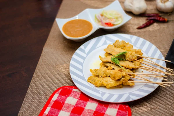 Pork Satay Fıstık Soslu Veya Tatlı Izgara Domuz Eti Ekşi — Stok fotoğraf